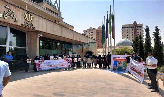 برخی نیروهای شرکتی علوم پزشکی شیراز خواستار تبدیل وضعیت استخدامی خود شدند