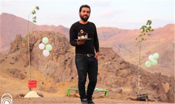 اقدام جالب زیست محیطی شهروند و هنرمند میانه ای با کاشت درخت آرزوها در دامنه کوه قافلان