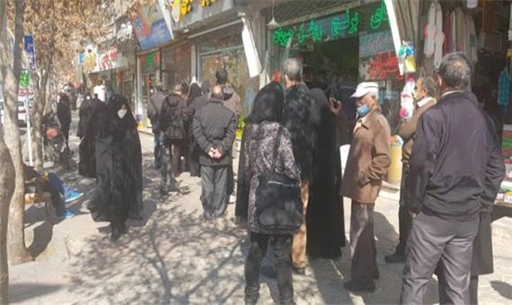 گزارش میدانی خبرنگار فارس از ادامه صف‌های طولانی خرید مرغ در مشهد/ فروشنده‌ها: احتمال کوپنی شدن خرید مرغ