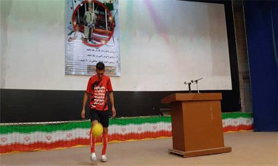 ثبت رکورد روپایی با توپ داژبال و راگبی توسط ورزشکار استان فارسی