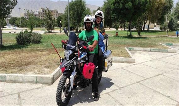 زوج موتورسوار گردشگر به کازرون فارس رسیدند