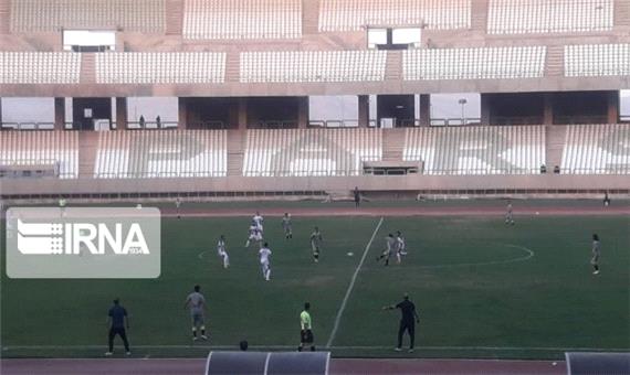 تیم های فوتبال قشقایی شیراز و خوشه طلایی ساوه امتیازها را تقسیم کردند