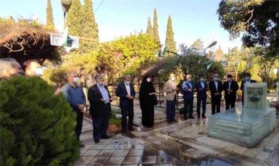 منتخبان شورای ششم شیراز مزار شهدا را غبارروبی کردند