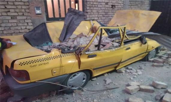 تندباد در شیراز باعث ریزش دیوار و سقوط درختان شد