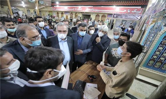 بازدید وزیر بهداشت از دو مرکز واکسیناسیون در شیراز
