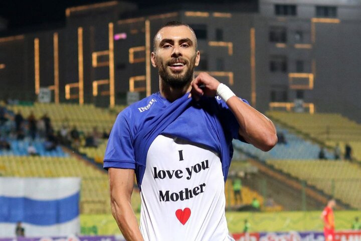 حرکت خاص گلزن شهرآورد اهواز؛ تقدیم گل با پیام «دوستت دارم مادر»