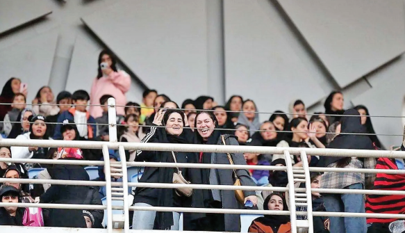 پشت دیوارهای محدودیت؛ نگاهی به روند ورود زنان به ورزشگاه‌ها