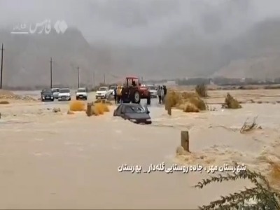 نجات راننده پژو در سیلاب استان فارس