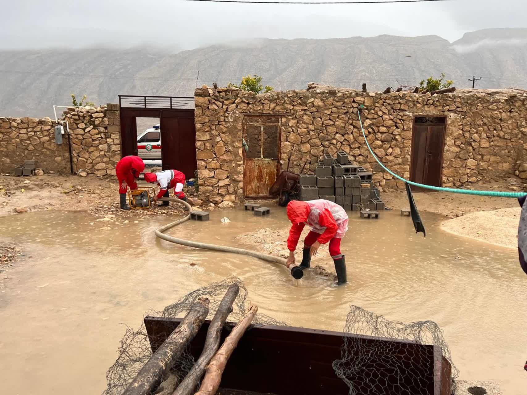 امدادرسانی هلال‌احمر فارس به بیش‌ از ۴۵۰ نفر در برف و باران