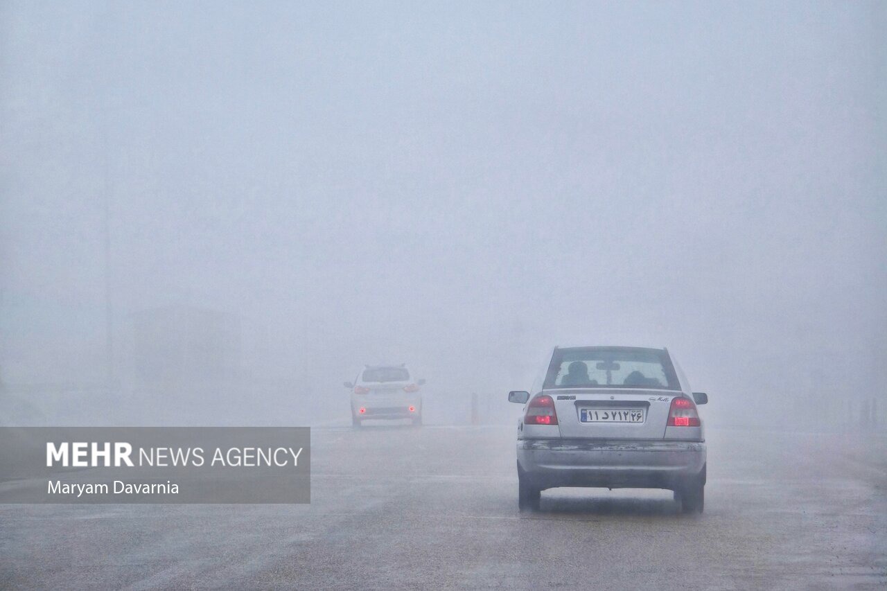 مه و باد در جاده‌های فارس؛ تردد روان اما احتیاط ضروری است