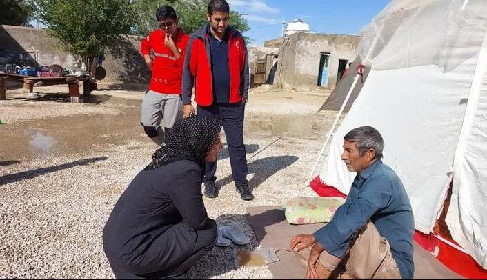 عکس/ روایت فداکاری بانوی پزشک لامردی در دل سیلاب