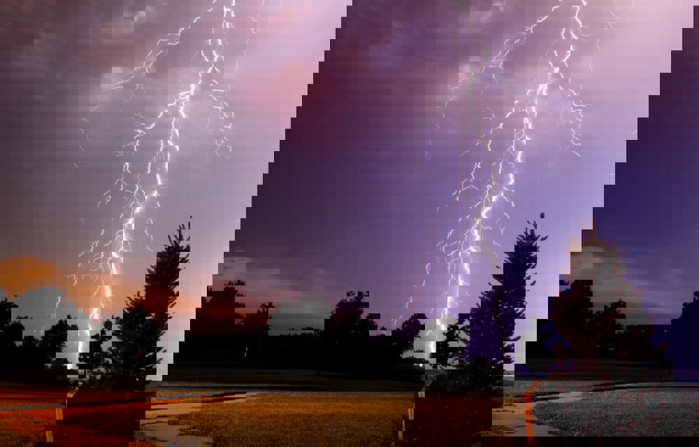 برخورد صاعقه به چند منزل مسکونی در روستای کهنویه علامرودشت خسارت زد