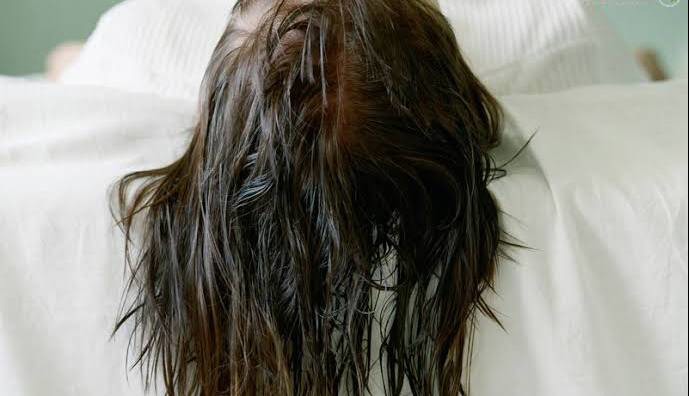 عوارض خوابیدن با موی خیس