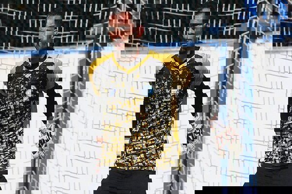 مرد اسپانیایی به دروازه استقلال باز می‌گردد