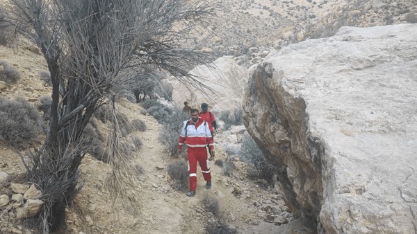 نجات کوهنورد دارابی پس از ۱۷ ساعت عملیات