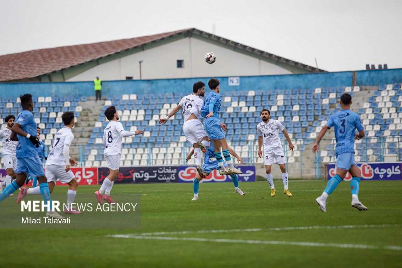 سبقت چادرملو  و فولاد ادامه دارد/سپاهان حریف پیکان نشد