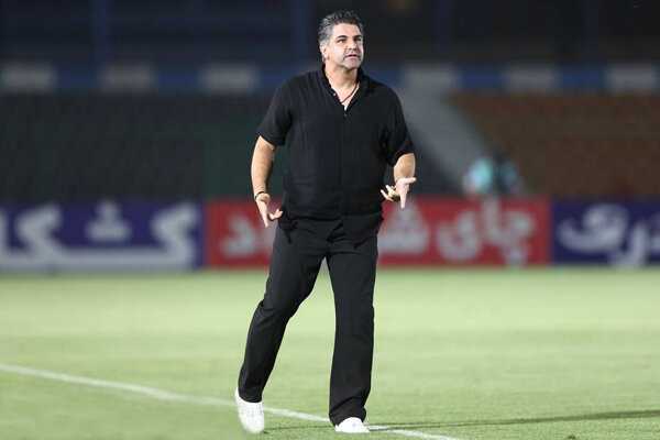 حاشیه نیمه اول بازی استقلال/ حضور مدیران در شب پرخروش یک سرمربی