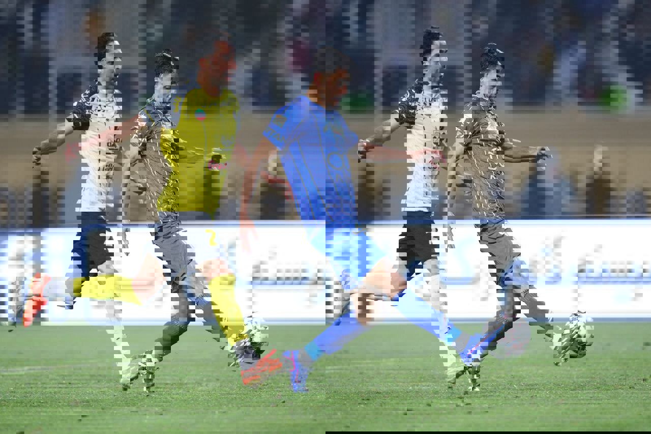 تساوی استقلال و فجر در نیمه اول با اشتباه آدان