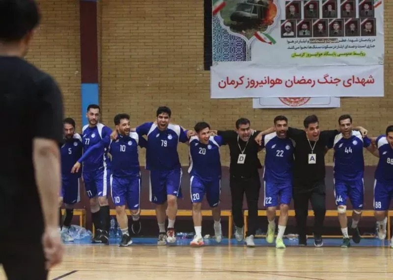 هندبالیست‌های کازرونی جام قهرمانی را بالای سر بردند