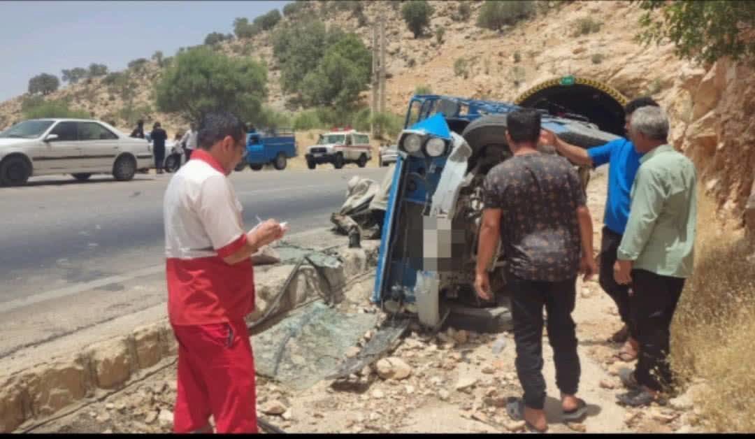 سه مصدوم در واژگونی نیسان در جاده کازرون به شیراز