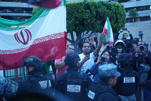 استقبال هواداران تیم ملی در نزدیکی فرودگاه تیخوانا ساعت ۶ صبح!