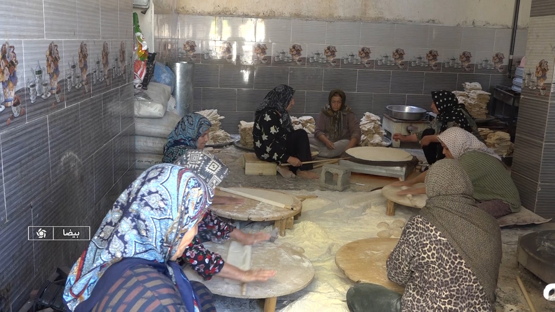 پخت نان در بیضا برای رزمندگان جنگ تحمیلی سوم