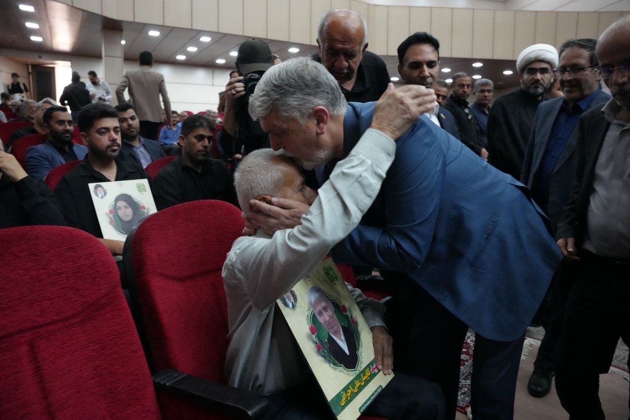 تکریم وزیر فرهنگ از خانواده شهدای لامرد