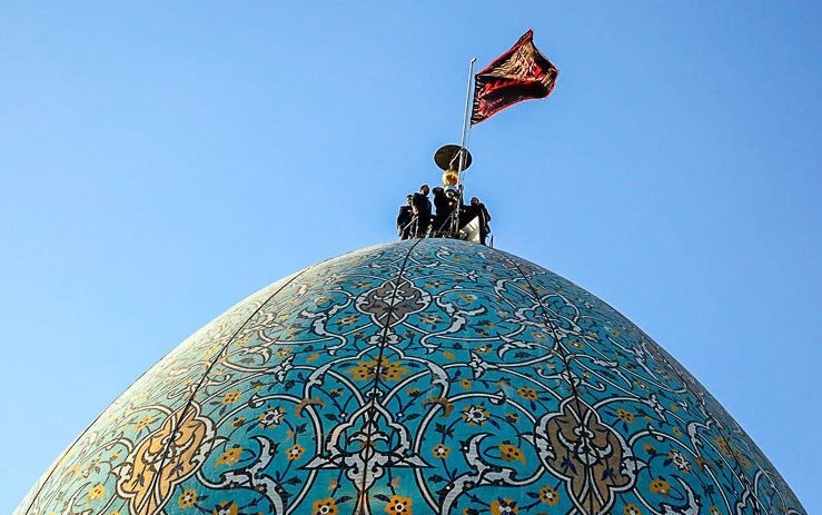 اهتزار پرچم عزای ابا عبدالله بر فراز گنبد فیروزه‌ای شاهچراغ