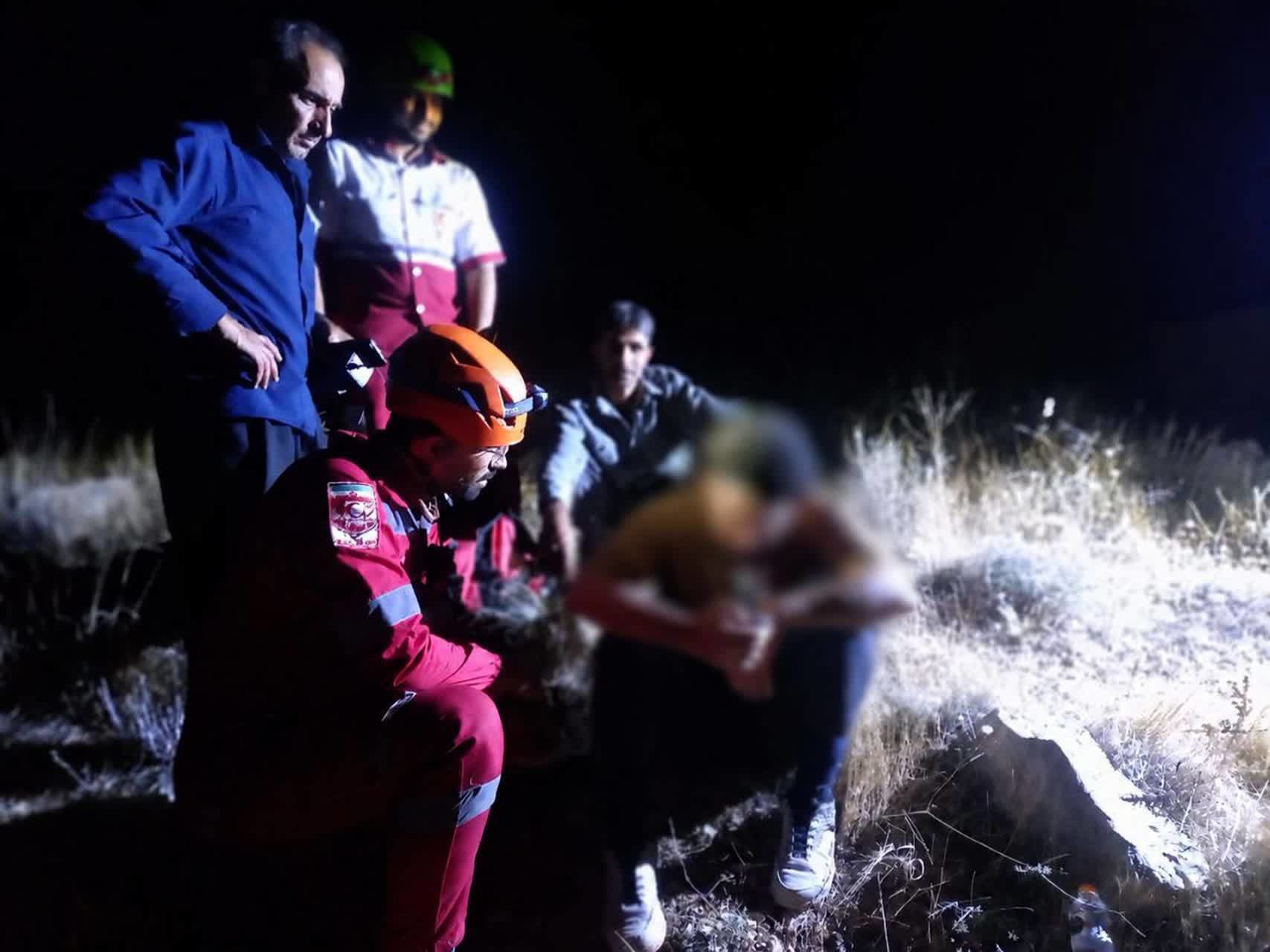 نجات افراد گرفتار در ارتفاعات کوه رحمت مرودشت