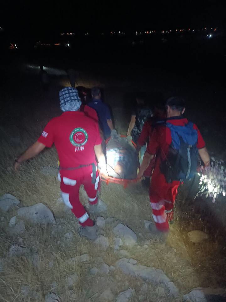 نجات فرد گرفتار در ارتفاعات روستای فامور کازرون