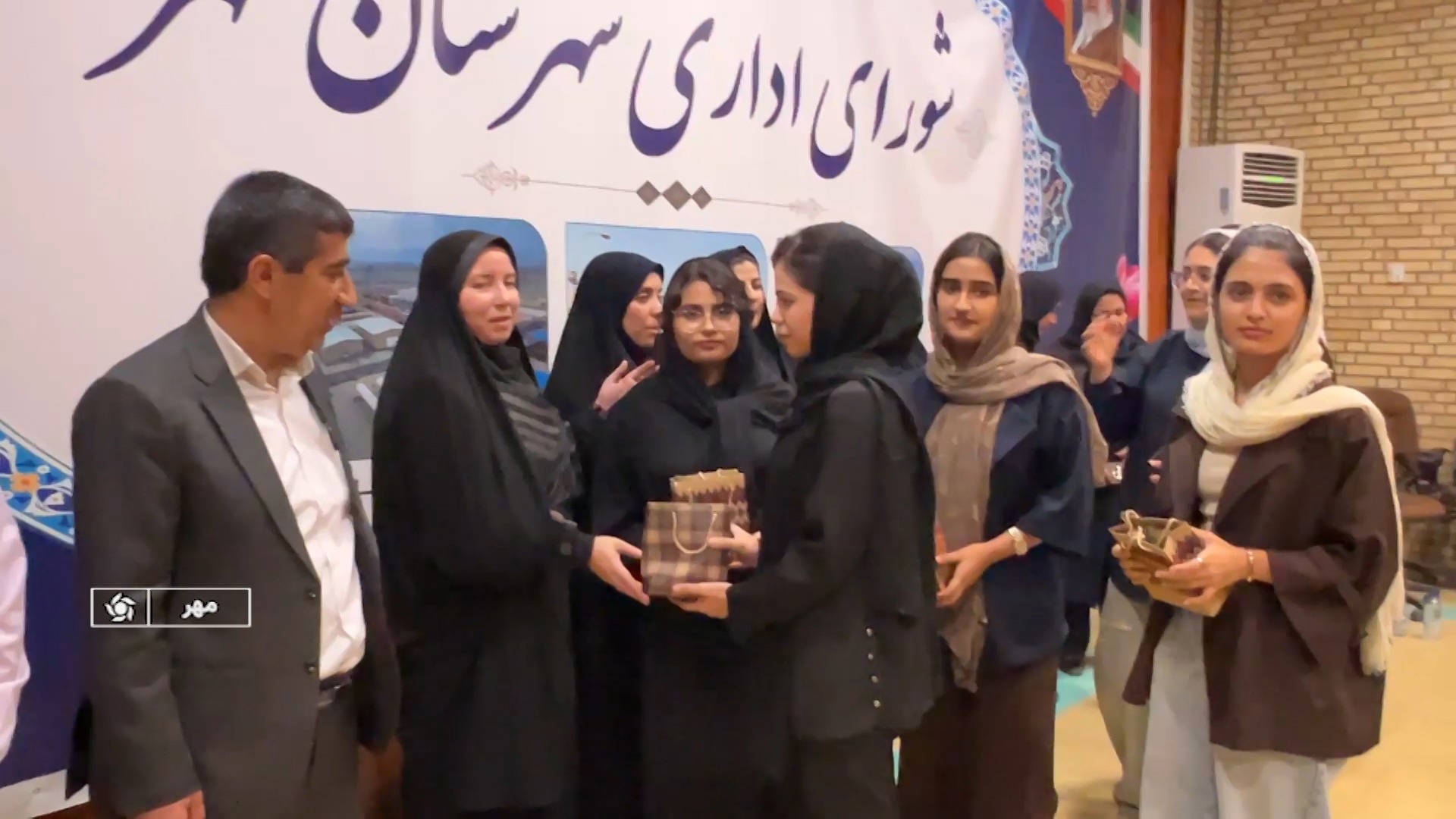 تجلیل از دختران نوجوان تحت پوشش کمیته امداد در شهرستان مهر