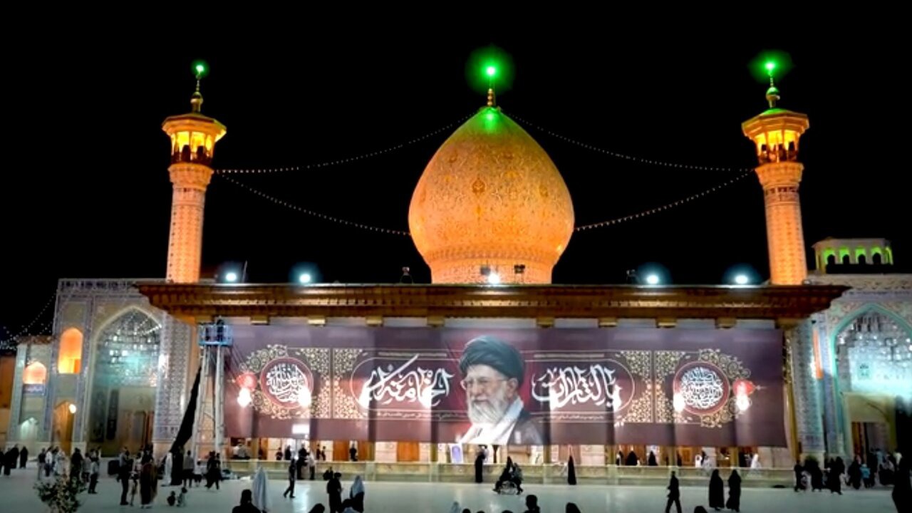 نصب کتیبه «یا لثارات الخامنه‌ای» در حرم شاهچراغ(ع)