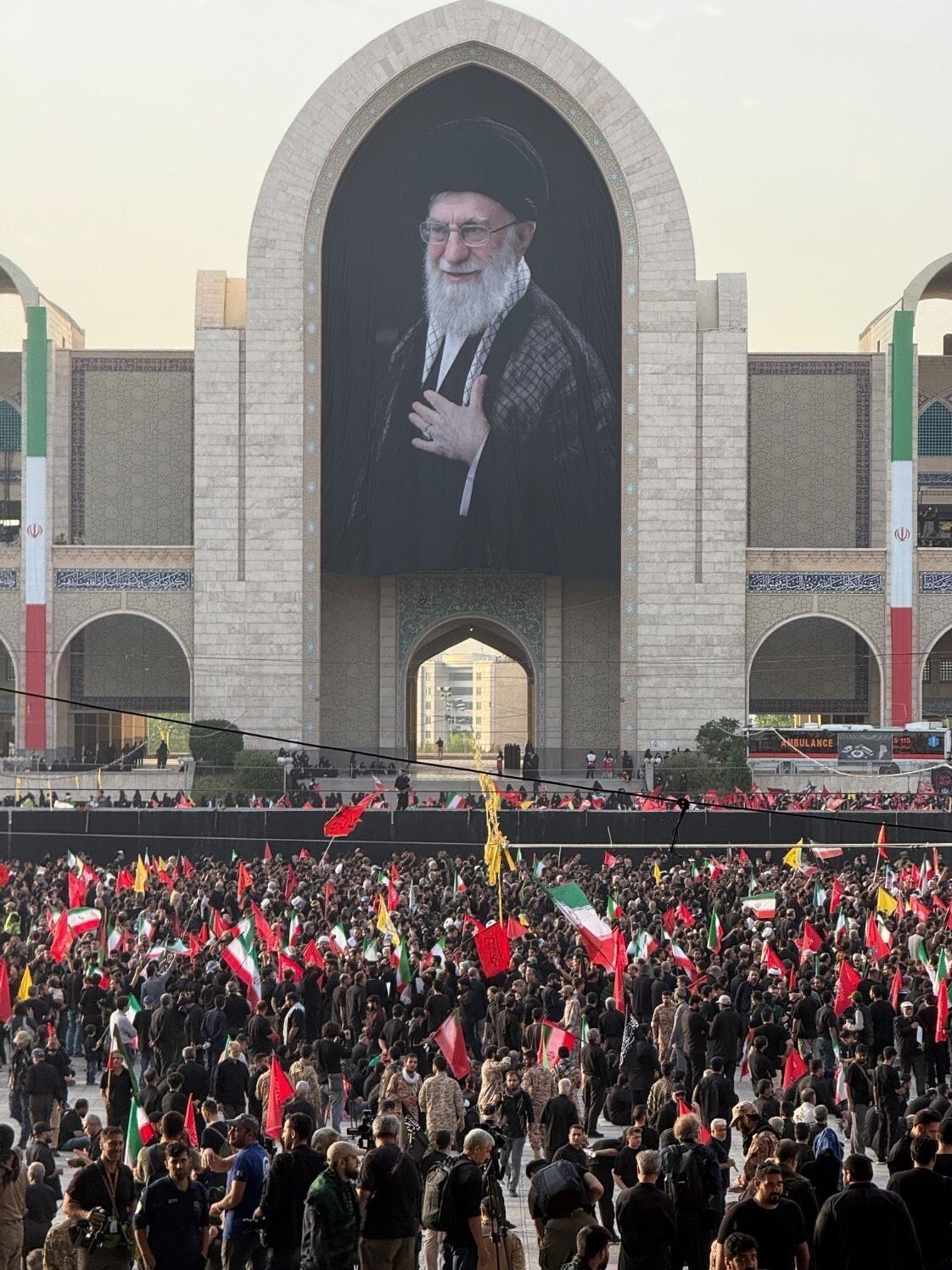 ایران برای آقای شهید به نماز ایستاد