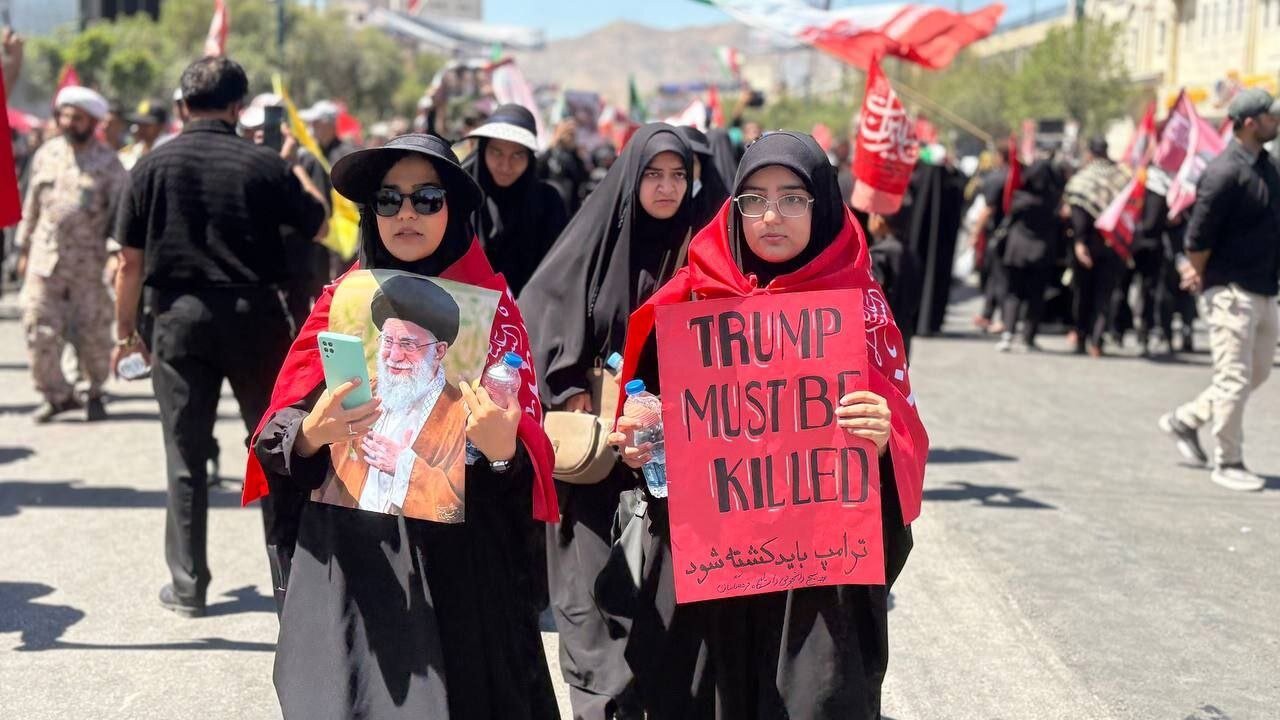 وقتی همه برای رهبر شهید انقلاب به مشهد مقدس آمده‌اند