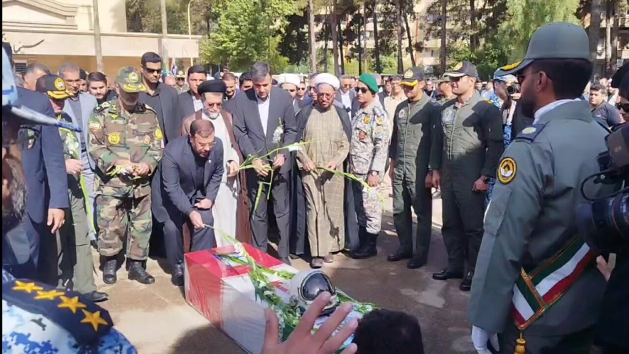 ادای احترام مسئولان استان فارس به پیکر مطهر خلبان شهید «مجید کاظمی»