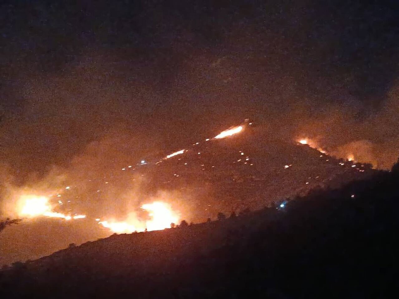 آتش‌سوزی در پارک ملی بمو شیراز؛ تلاش برای مهار آتش ادامه دارد