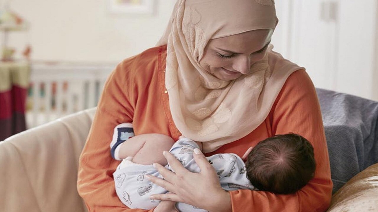 تغذیه نوزاد با شیر مادر باعث پیشگیری از ابتلای نوزاد به بیماری‌های مختلف می‌شود