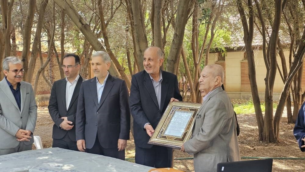 تجلیل از پیشکسوت جامعه پزشکی فارس در روز پزشک
