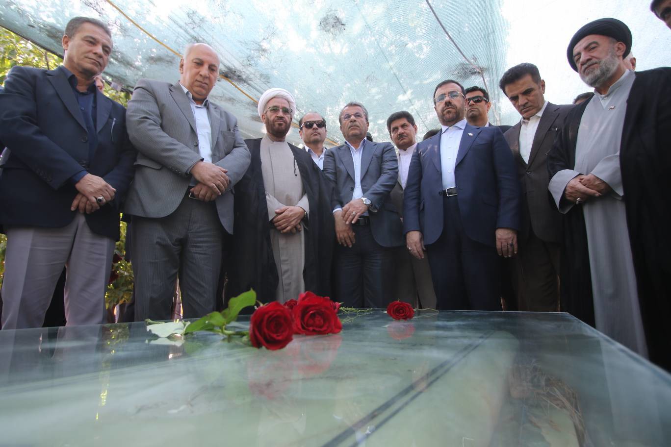 گلباران گلزار شهدا در شیراز همزمان با آغاز هفته دولت | آخرین خبر