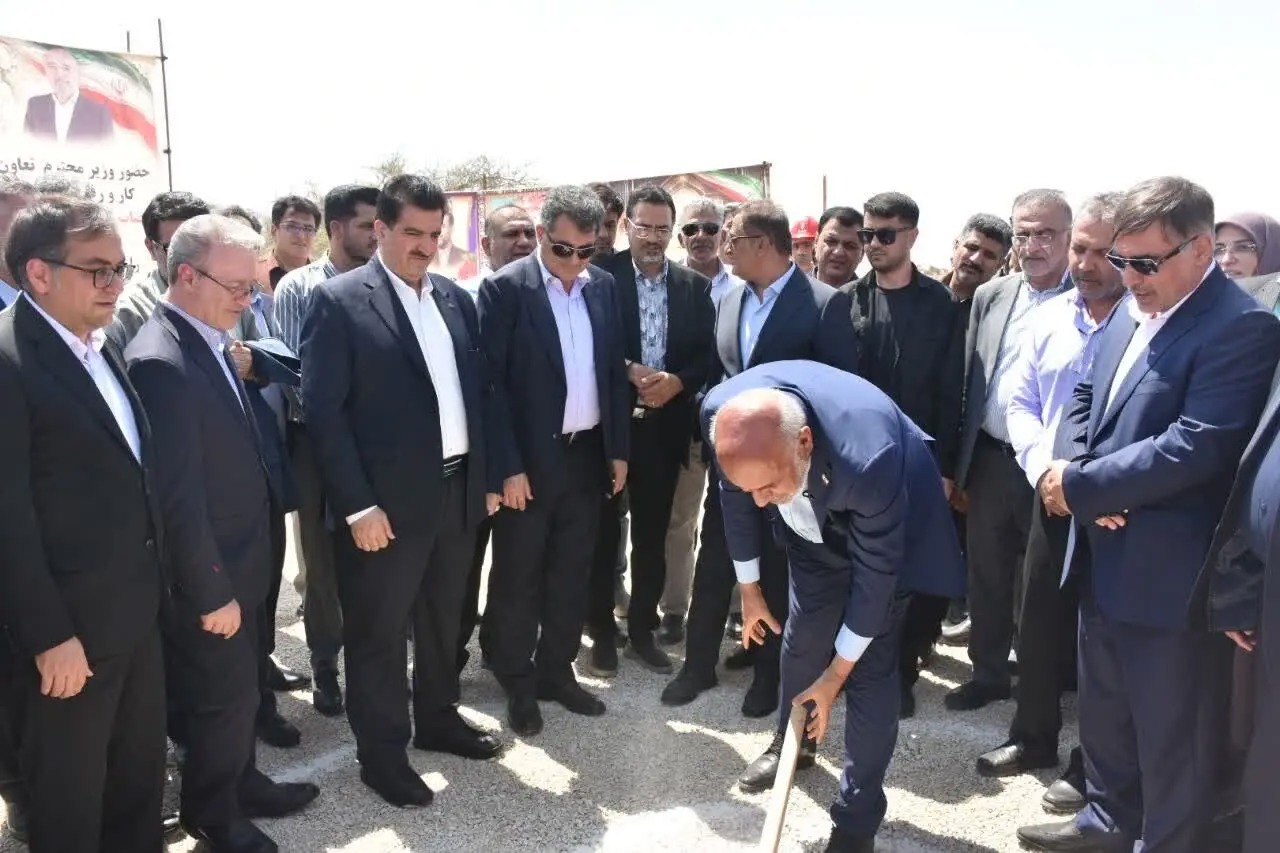 آغاز عملیات اجرایی نیروگاه خورشیدی ۹۵ مگاواتی فیروزآباد