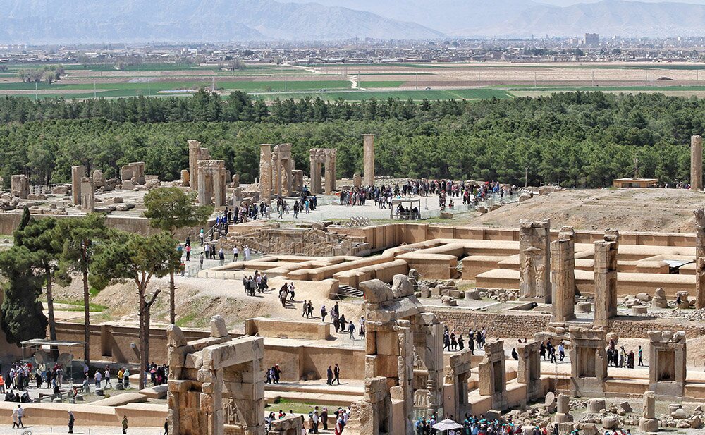 ساخت پارکینگ‌های اقماری خارج از حریم تخت‌جمشید برای مدیریت ترافیک گردشگری