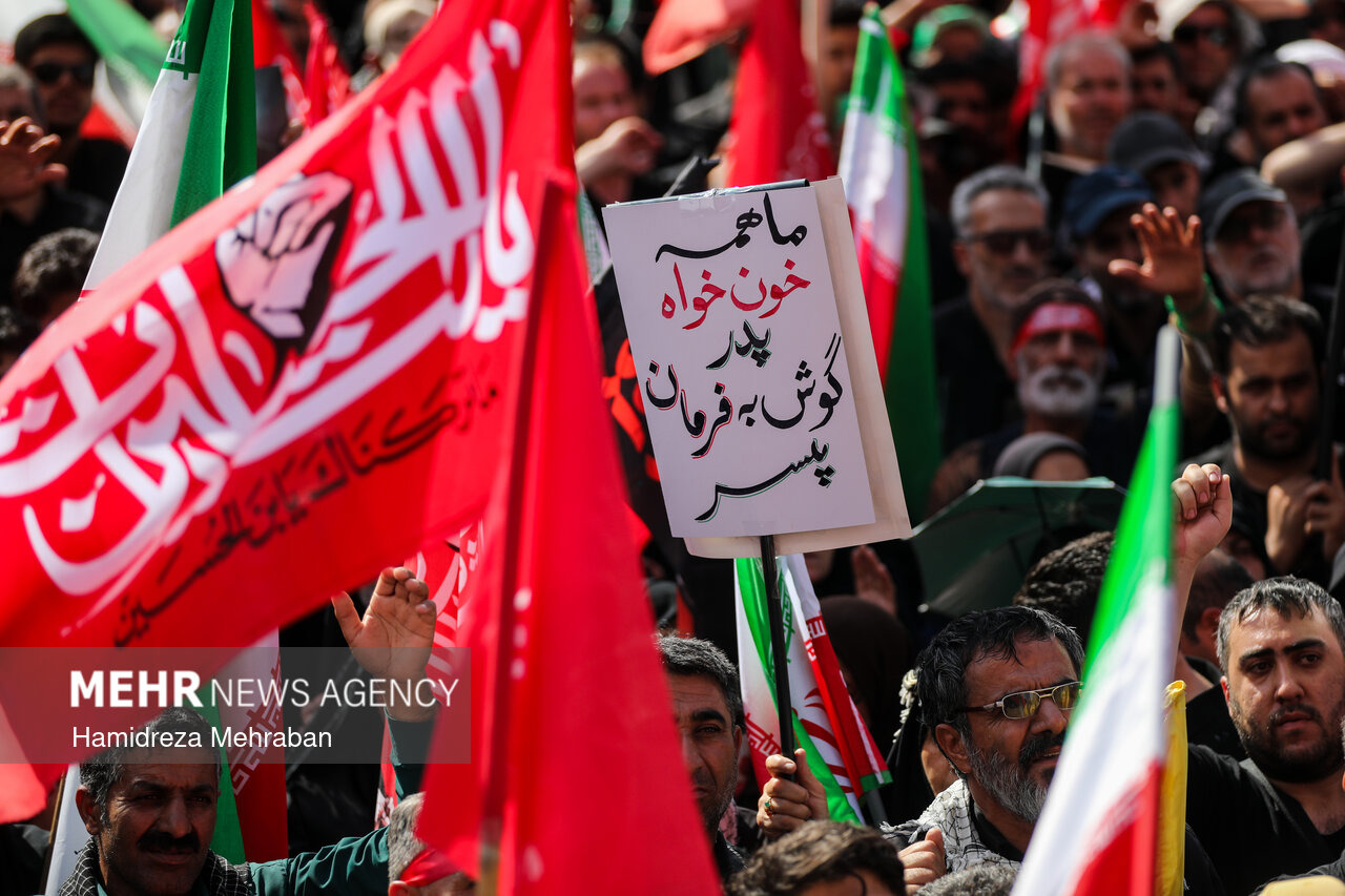 اهتزاز پرچم خونخواهی رهبر شهید انقلاب بر فراز مناره‌های شیراز