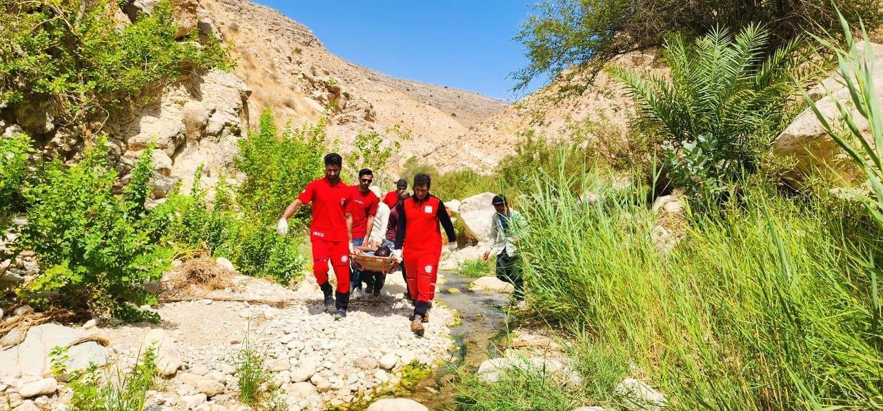 نجات جان مصدوم در ارتفاعات قیروکارزین فارس