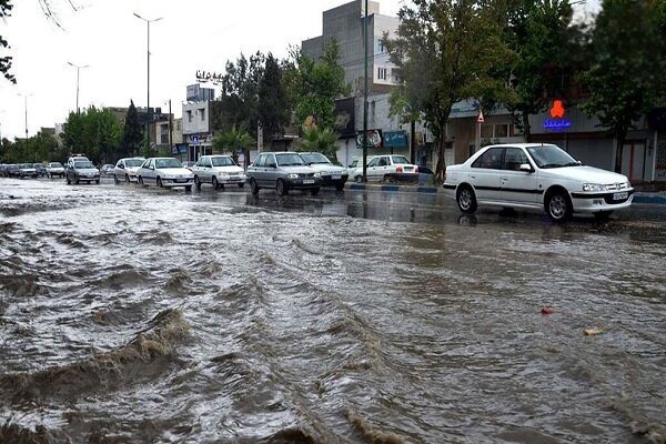 جاری شدن سیلاب در شهر اوز فارس