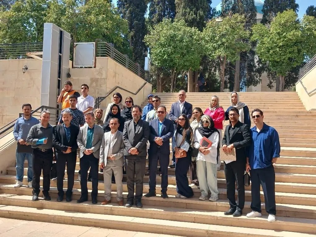 نشست تعاملی مدیرکل دفتر اجتماعی استانداری فارس با دانشجویان در آرامگاه سعدی
