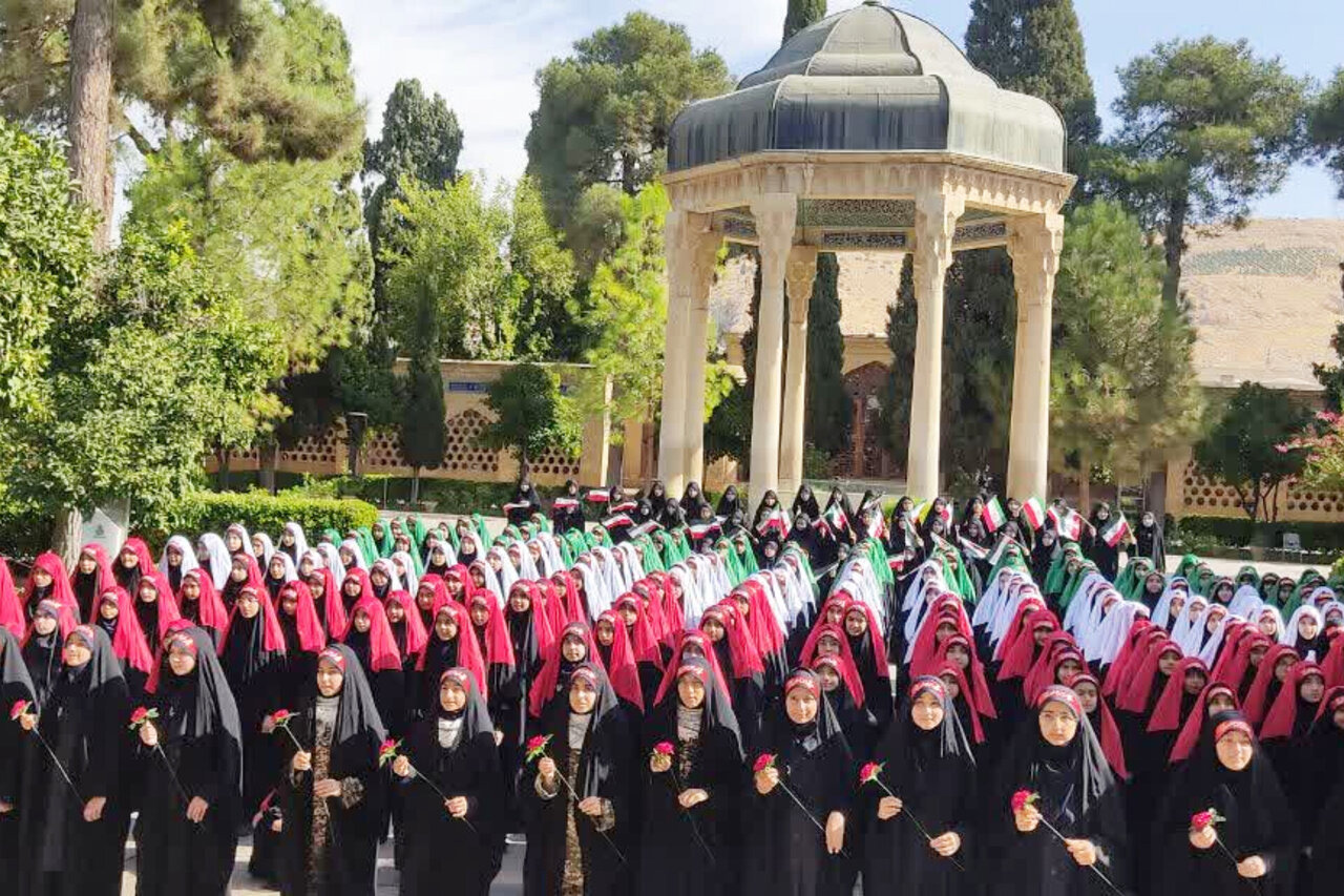 طنین سرود دختران ایران در جوار آرامگاه حافظ شیرازی