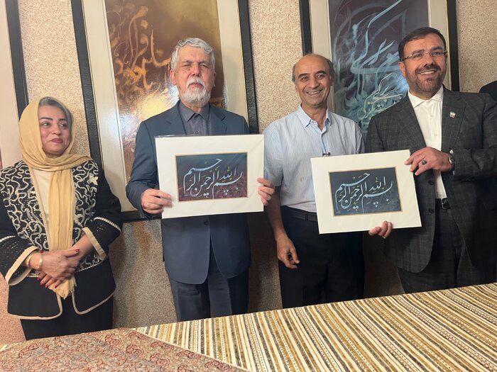 دیدار وزیر فرهنگ با استاد خوشنویسی شیراز؛ وزیر فرهنگ از آثار خوشنویسی استاد کریم‌پور بازدید کرد