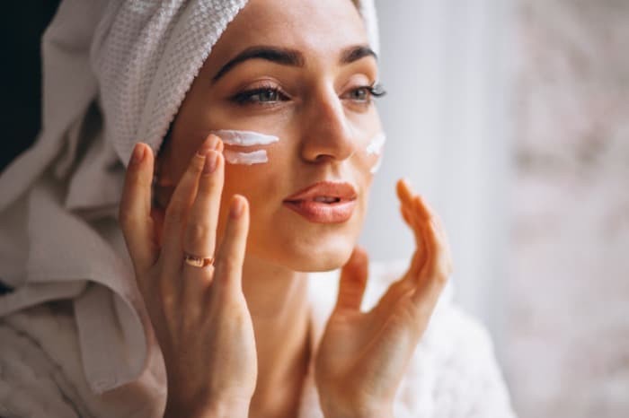 برای جلوگیری از ابتلا به آلرژی پوستی، بعد از استحمام از مرطوب کننده ها استفاده کنید