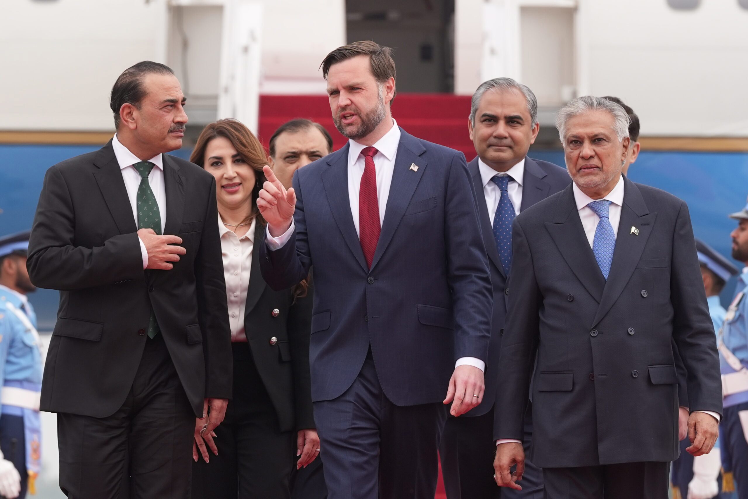 کیهان: پاسخ قاطع ایران به نیرنگ آمریکا قیمت نفت را به ۱۱۱ دلار رساند