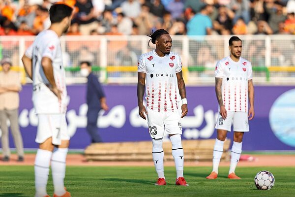 تساوی پرسپولیس و فولاد در نیمه اول